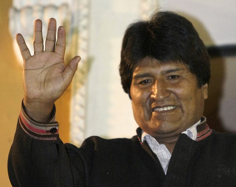 Evo Morales saluda a sus partidarios desde el palacio presidencial de La Paz