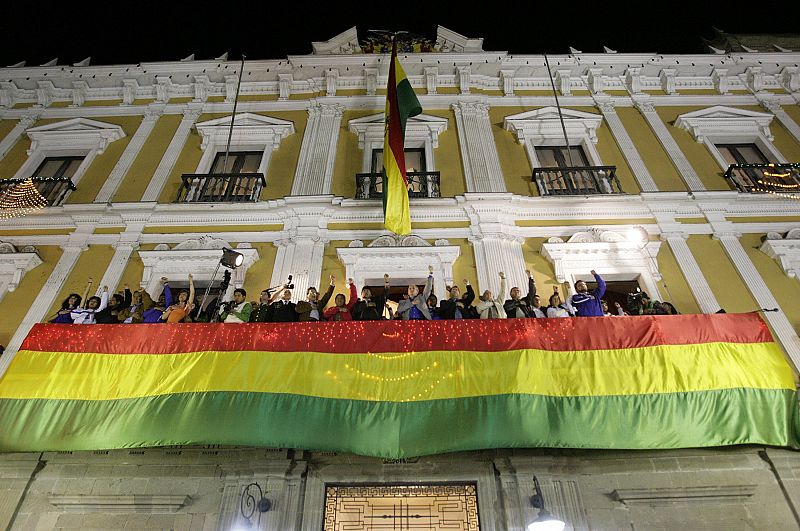 Los seguidores del presidente boliviano Evo Morales muestran su alegría por su reelección