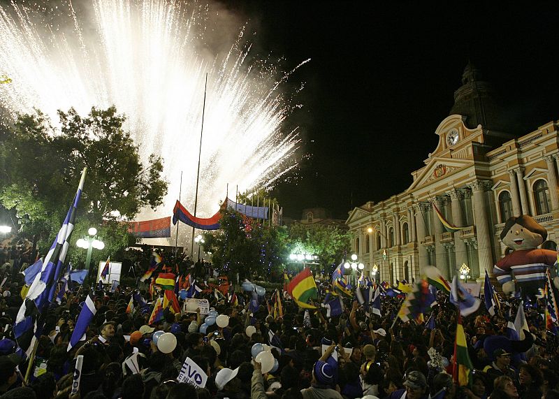 Una multitud de seguidores de Evo Morales celebran su reelección en La Paz