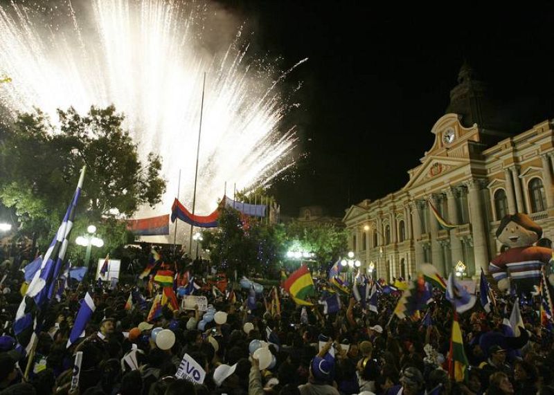 Una multitud de seguidores de Evo Morales celebran su reelección en La Paz