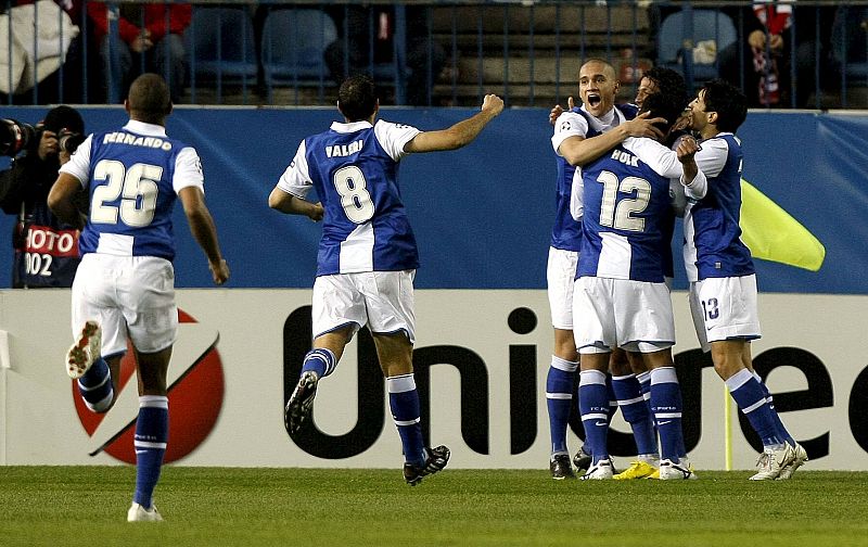 Los jugadores del Oporto, el brasileño Fernando, el centrocampista argentino Diego Valeri, y el delantero brasileño Givanildo Vieira "Hulk", celebran con varios compañeros el gol que ha marcado su compañero Bruno Alvés.