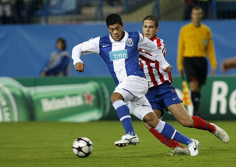 El defensa del Atlético de Madrid Álvaro Domínguez, pelea un balón con el delantero brasileño del Oporto Givanildo Souza "Hulk".