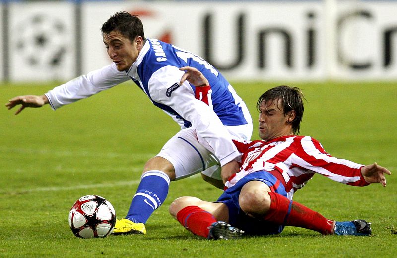 El defensa del Atlético de Madrid Juan Valera, pelea un balón con el centrocampista uruguayo del Oporto Cristian Rodríguez.