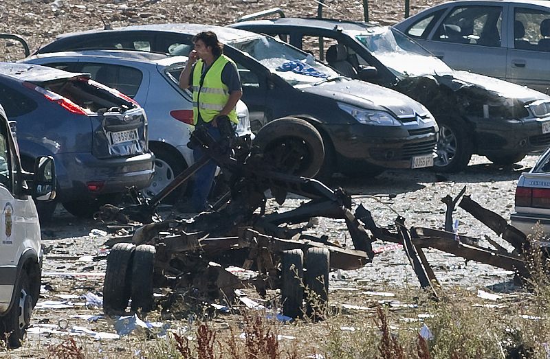 A finales de julio ETA intentó una matanza en Burgos. Hizo estallar una furgoneta bomba cargada con cerca de 200 kilos de explosivo en un descampado junto a la casa cuartel de la capital burgalesa. El edificio, de 14 pisos, sufrió severos daños y cer