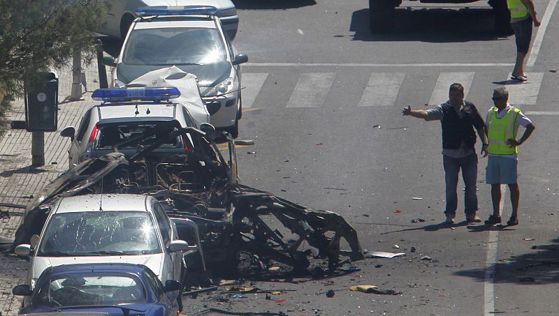 Estado en el que quedó el vehículo todoterreno de los guardias civiles asesinados en Mallorca después de que estallase la bomba que los etarras habían colocado en los bajos del coche.