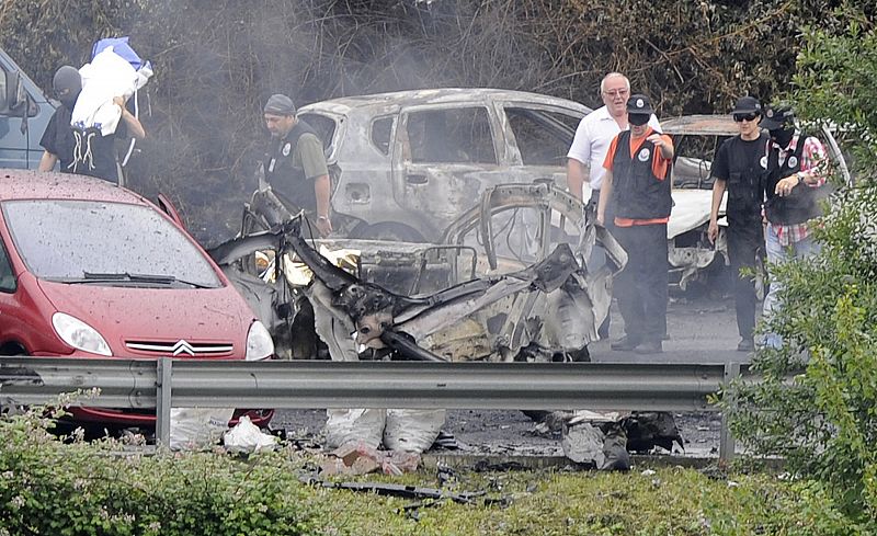 En este estado quedó el vehículo de Puelles, después de la explosión del artefacto.