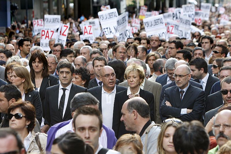 "POR LA LIBERTAD.ETA NO.ASKATASUNA" LEMA DE LA MANIFESTACIÓN DE REPULSA