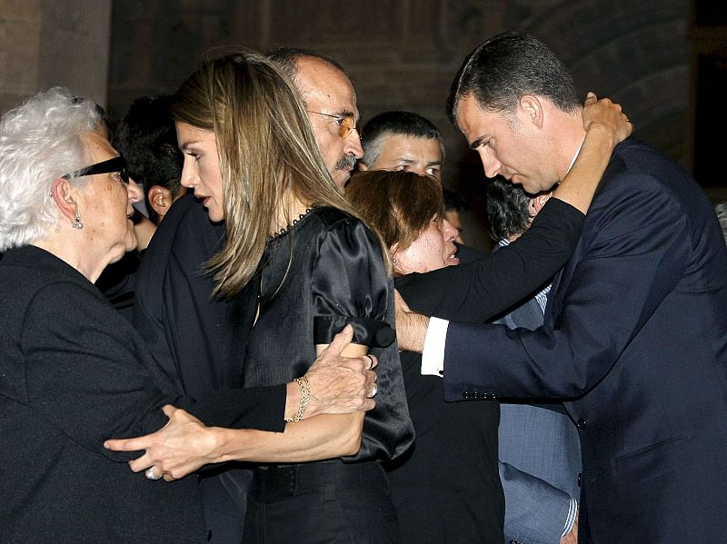 Los Príncipes asistieron al funeral por los guardias civiles asesinados en Mallorca e intentaron consolar a sus familias.