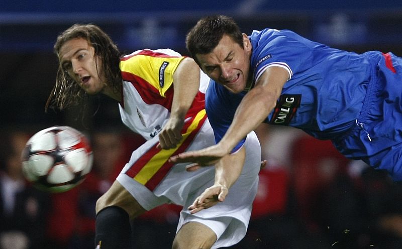 Diego Capel trata de zafarse de la marca de Lee McCulloch en los primeros compases.