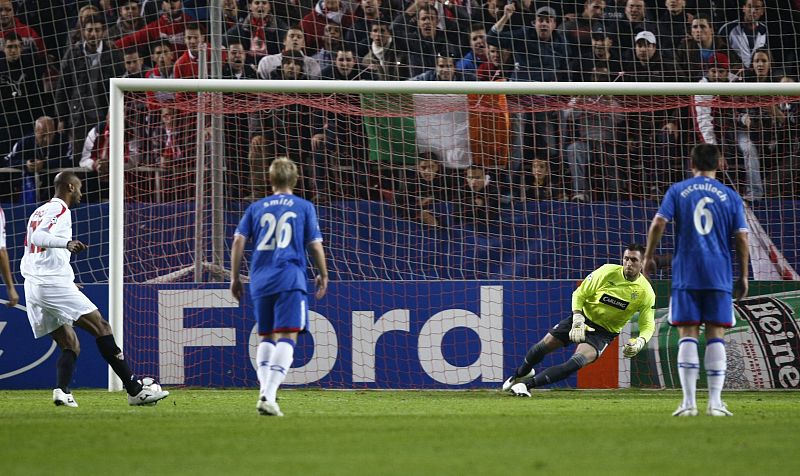 Kanoute transforma el penalty que supone el 1-0 a favor del Sevilla ante el Glasgow Rangers.