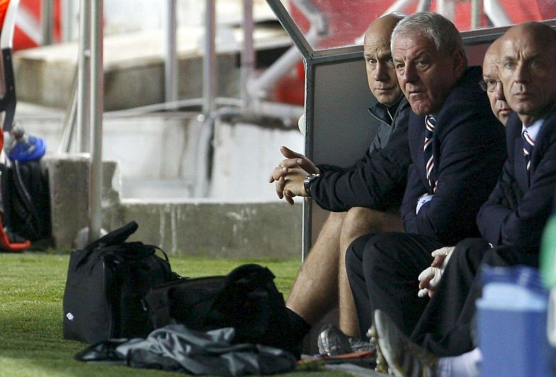 El entrenador del Ranger de Glasgow, Waltere Smith (2i), durante el partido.