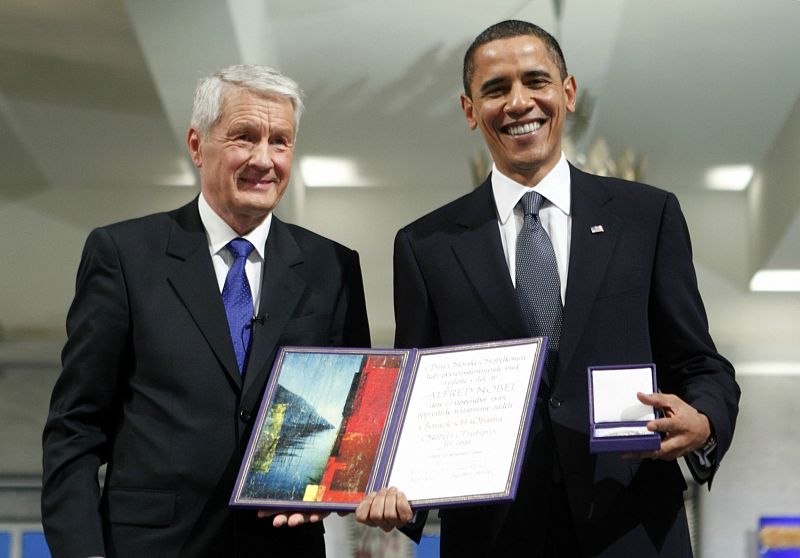 El presidente estadounidense posa con la insignia del Premio Nobel de la Paz junto al presidente del Comité del Premio Nobel Noruego en el auditorio municipal de Oslo(Noruega) antes de la ceremonia de entrega del premio Nobel de la Paz