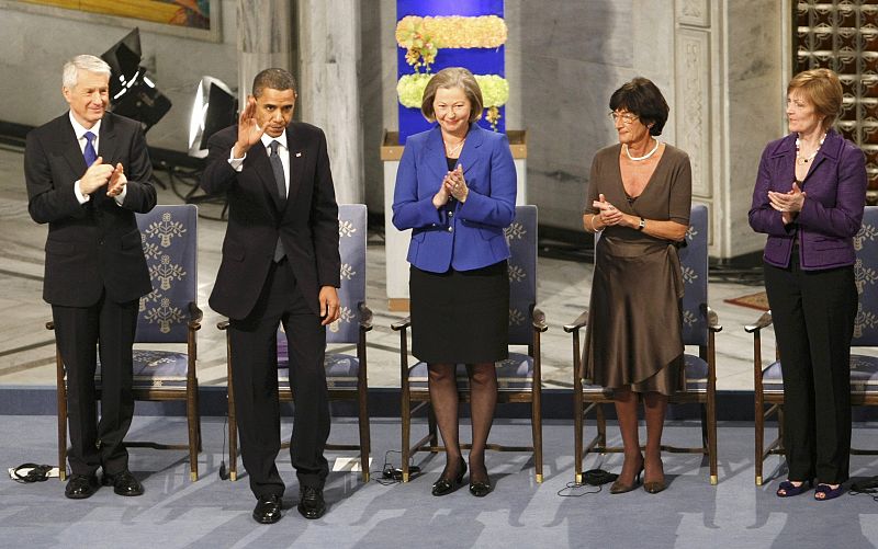 Los miembros del Comité Noruego de los premios Nobel, aplauden al recién laureado. Obama ha recibido este galardón por "sus extraordinadios esfuerzos para reforzar la diplomacia internacional y la cooperación entre los pueblos"