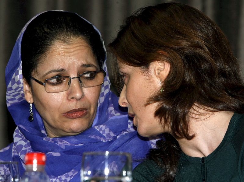 Aitana Sánchez Gijón conversa con la presidenta de la Unión de Mujeres Saharauis en España, Zahra Ramdam.