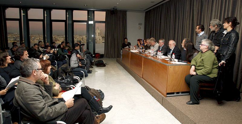 En el manifiesto, leído en el Círculo de Bellas Artes de Madrid han solicitado que el Rey intervenga ante Mohamed VI para preservar la vida de la activista saharaui que hoy cumple 25 días en huelga de hambre.