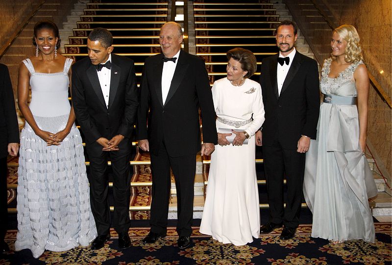 Los Obama posan con el rey Harald de Noruega, la reina Sonja, el príncipe heredero Haakon y su esposa, la princesa Mette Marit, antes de la cena de gala.