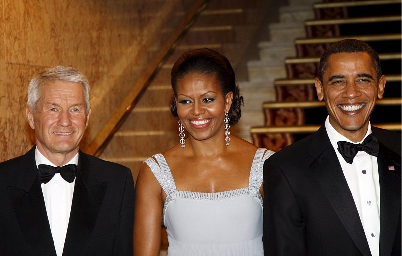 El presidente estadounidense y su esposa posan con el presidente del Comité Nobel, Thorbjoern Jagland.