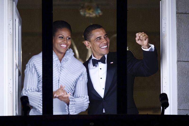 El presidente estadounidense, Barack Obama, y su esposa, Michelle, saludan desde un balcón del Grand Hotel en Oslo (Noruega) después de que Obama recibiera el Premio Nobel de la Paz en el Ayuntamiento de Oslo.