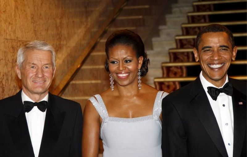 El presidente estadounidense y su esposa posan con el presidente del Comité Nobel, Thorbjoern Jagland. 