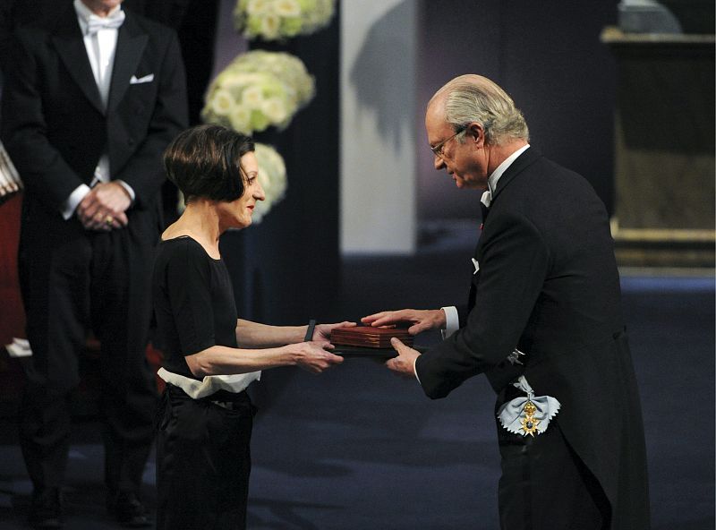 La escritora rumano-germana Herta Müller recibe el Premio Nobel de Literatura