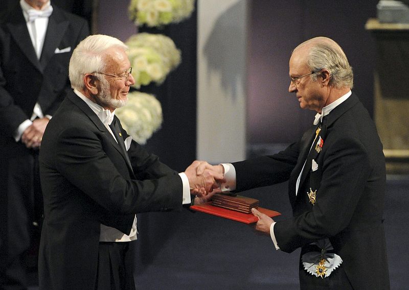 El estadounidense Thomas A. Steitz, de la Universidad de Yale, recibe el Premio Nobel de Química.