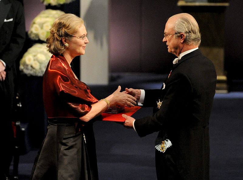 La estadounidense Elizabeth H. Blackburn recibe el Premio Nobel de Fisiología y Medicina.