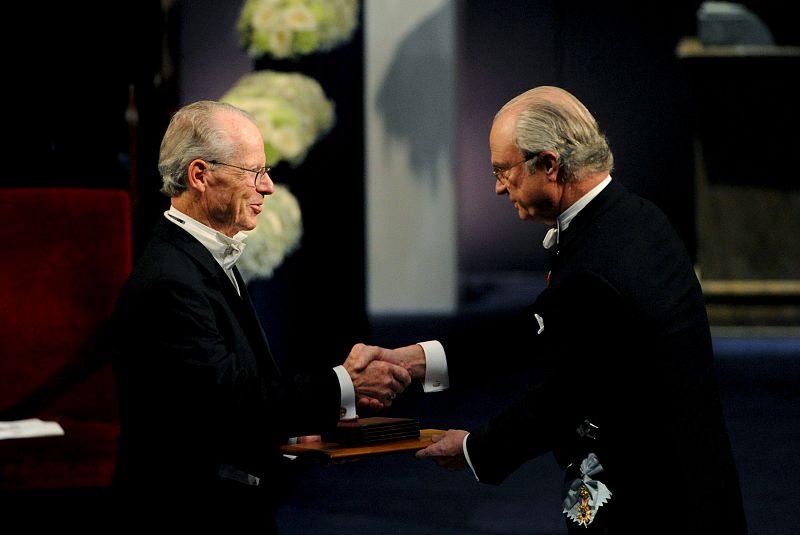 El estadounidense Oliver E. Williamson, de la Universidad de California Berkeley, recibe el Premio Nobel de Economía