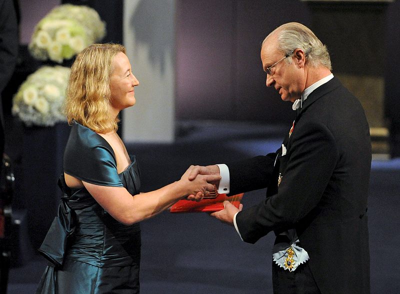 La estadounidense Carol W. Greider recibe el Premio Nobel de Fisiología y Medicina de manos del rey Carlos Gustavo de Suecia durante la ceremonia de los Premios Nobel 2009 en el Konserthuset de Estocolmo, Suecia.