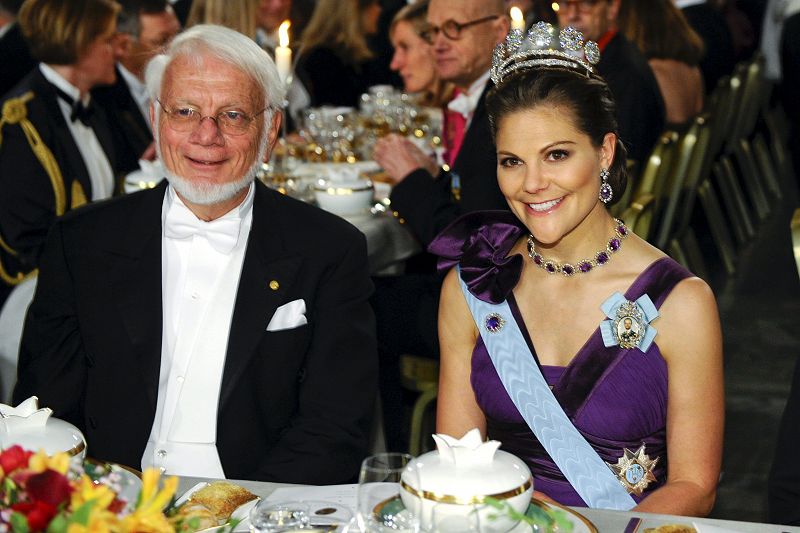 El estadounidense Thomas A. Steitz, premio Nobel de Química 2009, posa junto a la princesa Victoria de Suecia durante el banquete posterior a la ceremonia de los Premios Nobel en el Ayuntamiento de Estocolmo.