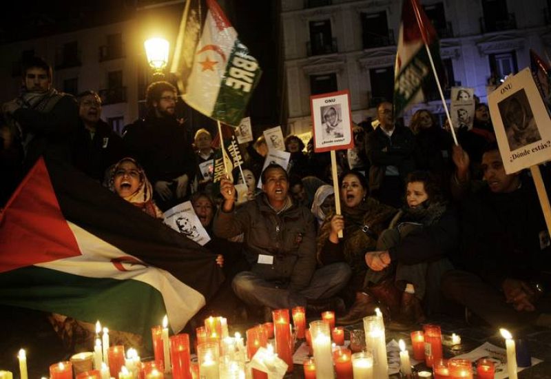 La protesta, convocada bajo el lema 'Marcha de las Luciérnagas', comenzó en la Puerta del Sol y finzalizó frente al Ministerio de Asuntos Exteriores, junto a la Plaza Mayor. 
