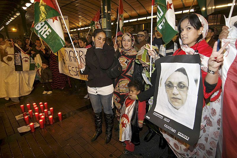 Más de un centenar de personas ha apoyado hoy a la activista saharaui Aminatu Haidar, en huelga de hambre desde hace veintiséis días, mediante una concentración celebrada en la céntrica Plaza de España de la capital vallisoletana.
