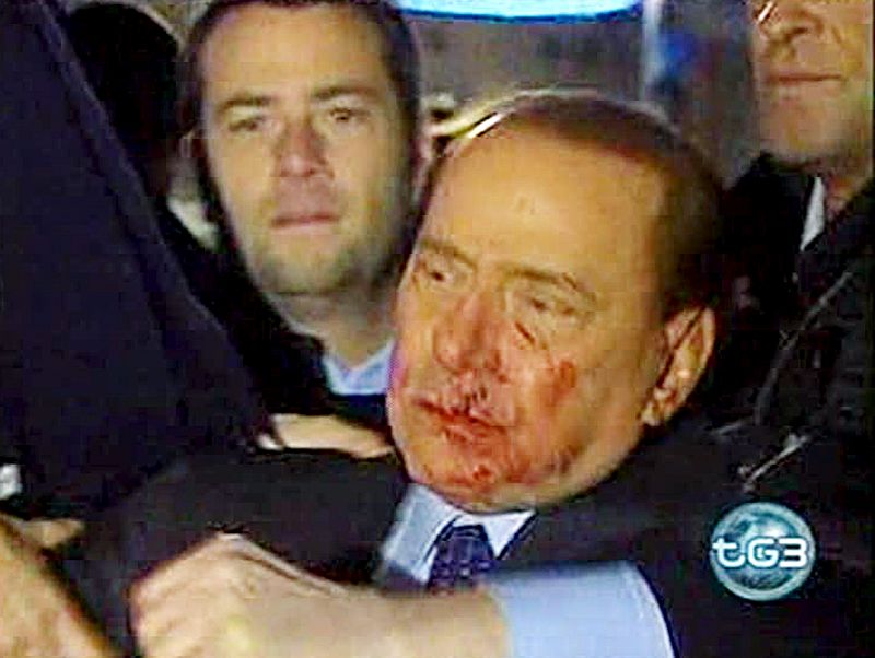 BERLUSCONI ES AGREDIDO TRAS UN MITIN