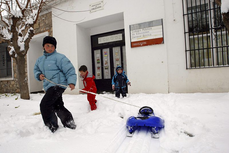 Varios niños juegan con la nieve en el municipio de Barracas, en Castellón, que sufre las consecuencias de la ola de frío y nieve que afecta a numerosas zonas del país.