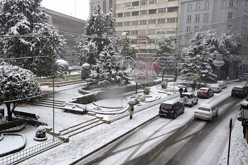 La plaza del Altozano de Albacete amaneció esta mañana totalmente cubierta por un manto de nieve.