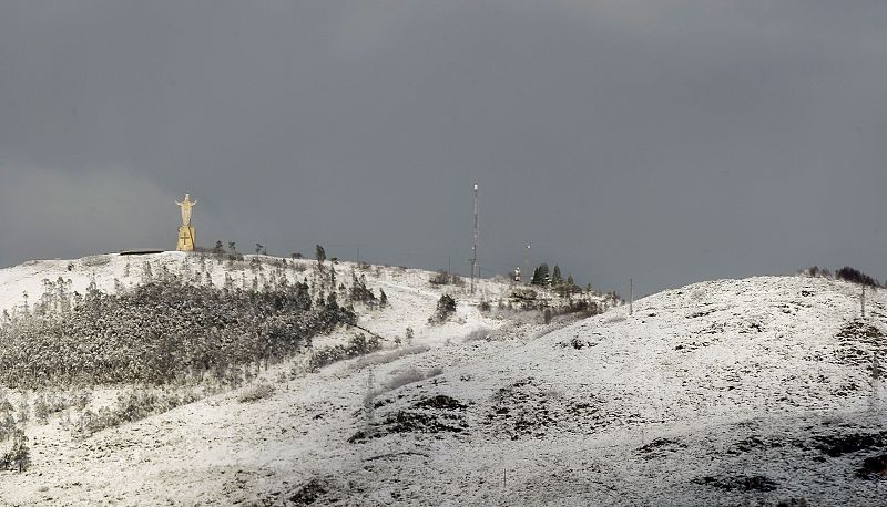 El Naranco, cubierto con una ligera capa de nieve en Oviedo. La nieve afectará a gran parte de la Península, fundamentalmente a la mitad norte, zona centro, área mediterránea.