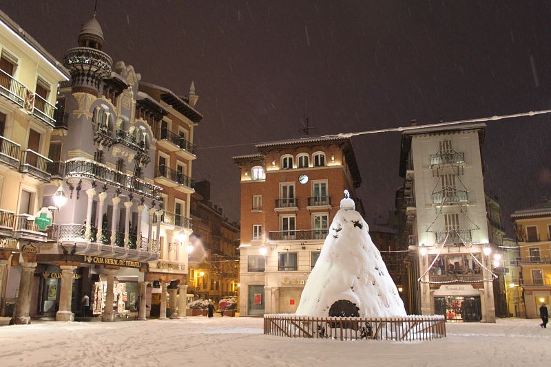 La plaza del torico, de Teruel, cubierta por la nieve