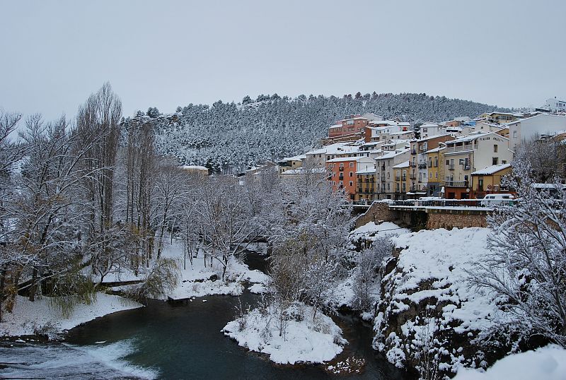 El río Júcar pasa bajo el puente de San Antón en Cuenca