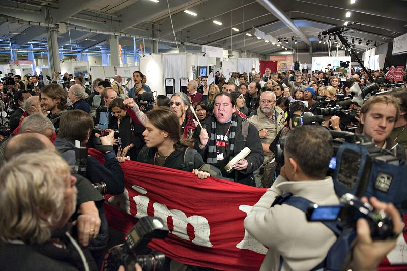 Algunos de los miembros de ONGs asistentes en el interior del centro de convenciones Bella Center en Copenhague.