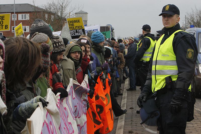 Un grupo de manifestantes se concentra frente a la puerta del Bella Center, sede de la Cumbre y lugar que pretendían asaltar.