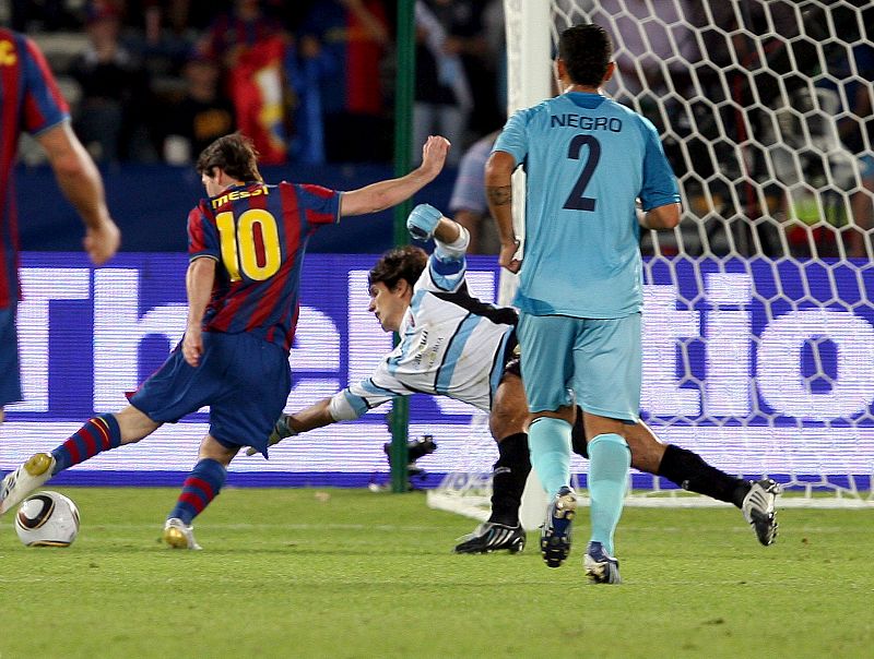 Messi burla al portero del Atlante antes de marcar un gol.