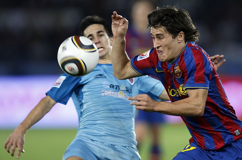 Bojan pelea un balón con el mexicano Fernando Navarro.