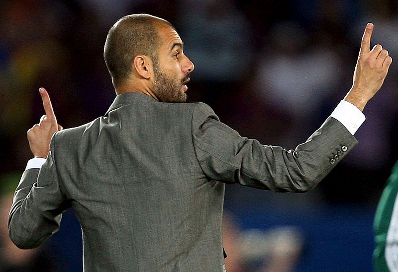 El entrenador del Barcelona, Pep Guardiola, da órdenes a sus jugadores frente al Atlante.