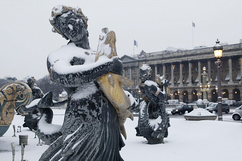 Congeladas se han quedado las figuras que adornan la fuente de la Plaza de la Concordia en París.