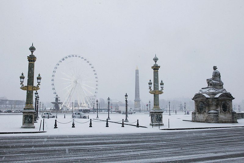 La belleza de París se ve incrementada por la intensa nieve que cubre toda la ciudad.