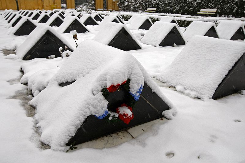 La nieve cubre las lápidas de los Héroes de la Revolución en el cementerio de Timisoara, a 550 kilómetros de la capital de Rumanía.