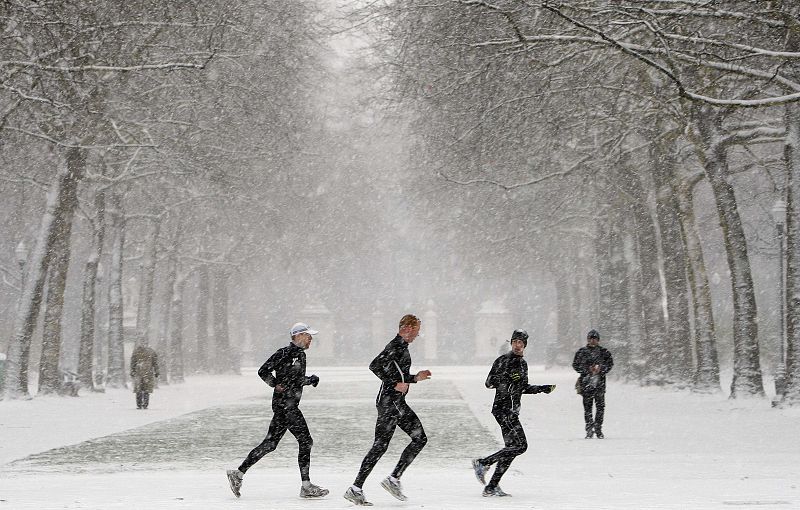 A pesar de las bajas temperaturas y de la intensa nieve, hay quienes desafían el temporal y salen a correr por el Royal Park de Bruselas.