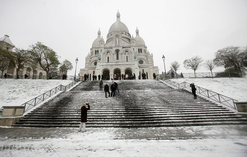 La Basílica del Sagrado Corazón, en el barrio latino de la capital francesa. Los parisinos se han despertado estos días con su ciudad cubierta de nieve y temperaturas invernales.