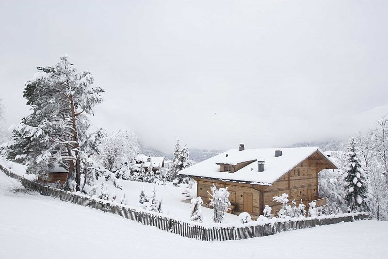 Varios centímetros de nieve cubren las montañas suizas y la casa donde permaneció el director de cine, Roman Polanski, que se observa en la imagen.