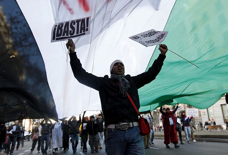 Bajo una gran bandera Palestina, algunos de los centenares de ciudadanos que se han concentrado para reclamar una solución al conflicto del Sáhara.