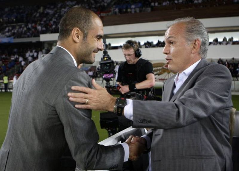 El técnico del Barcelona Pep Guardiola y el del Estudiantes Alejandro Sabella se saludan antes de la final del Mundial de Clubes.